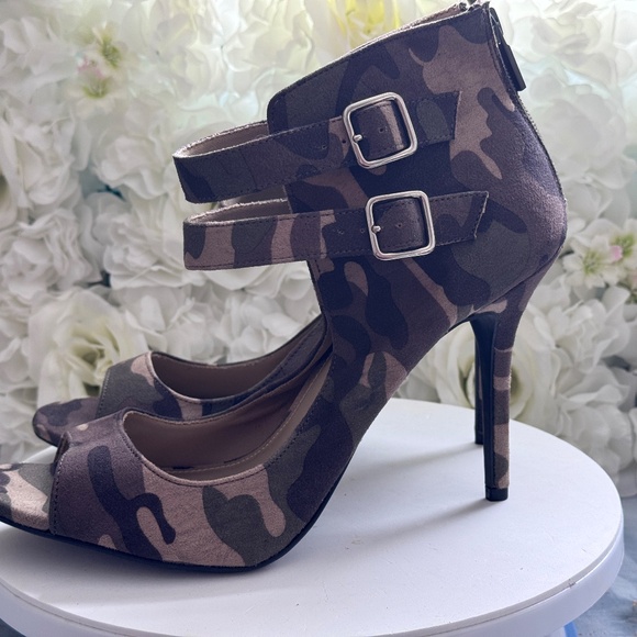 Camo heels size 11 - Picture 2 of 4